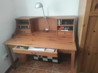 Escritorio de madera con cajones
