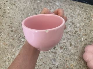Taza de cerámica rosa con platillo