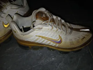 Deportivas Nike Talla 42 Doradas y Blancas