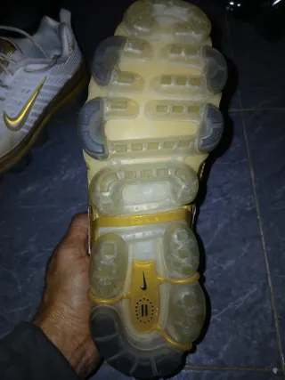 Deportivas Nike Talla 42 Doradas y Blancas