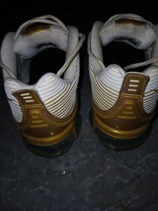 Deportivas Nike Talla 42 Doradas y Blancas