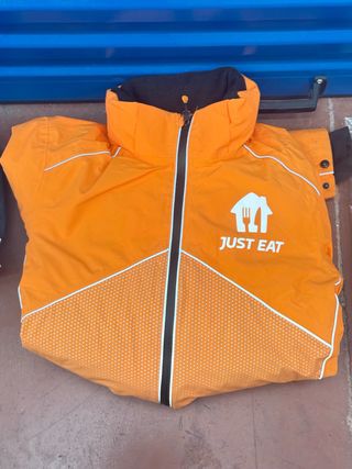 Chaqueta reparto impermeable