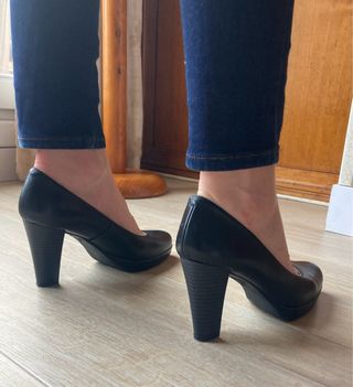 Zapatos de piel negros nuevos