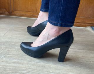 Zapatos de piel negros nuevos
