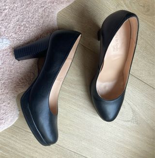 Zapatos de piel negros nuevos