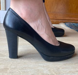 Zapatos de piel negros nuevos