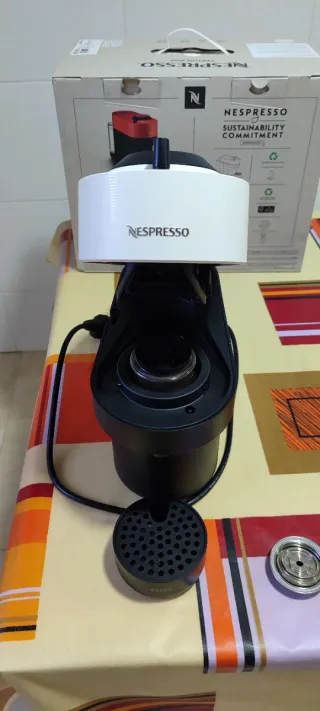 Cafetera Vertuo Blanca y Negra