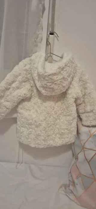 Abrigo blanco peludo con botones