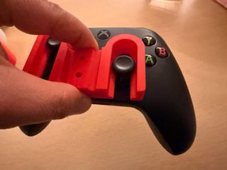 Soporte mando Xbox bajo escritorio