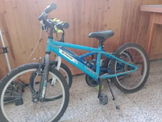 Bicicleta infantil azul B'TWIN