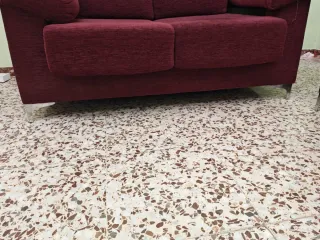 Sofá de tela rojo