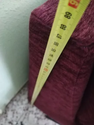 Sofá de tela rojo