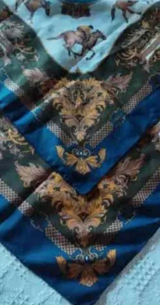 Pañuelo diseño elegante azul y oro
