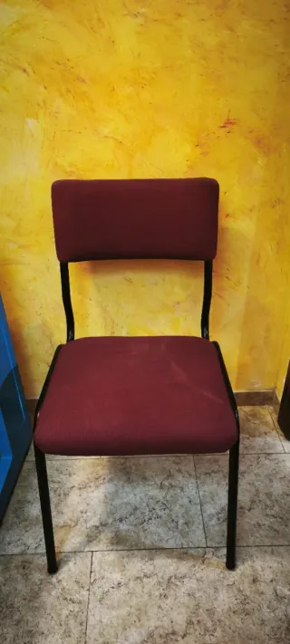 6 sillas de oficina apilable color burdeos