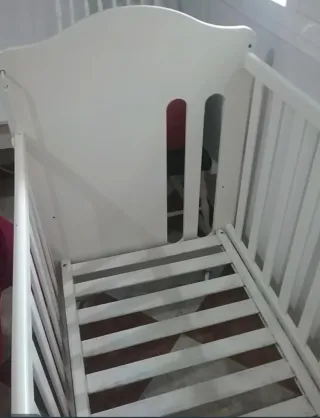 Cuna de bebé con colchón