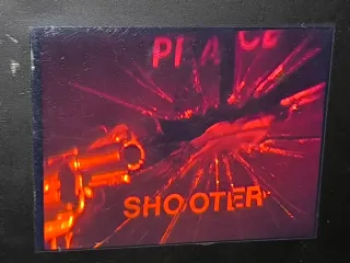 Holograma antiguo pistola rompiendo cristal