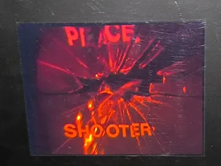 Holograma antiguo pistola rompiendo cristal