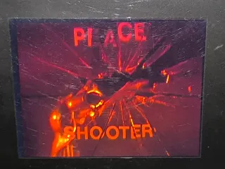 Holograma antiguo pistola rompiendo cristal