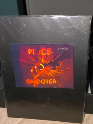 Holograma antiguo pistola rompiendo cristal