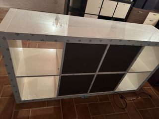 Estantería blanca con cajones