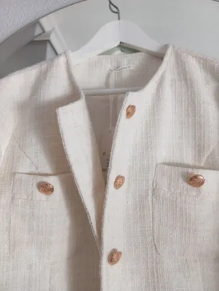 Chaqueta crema botones dorados