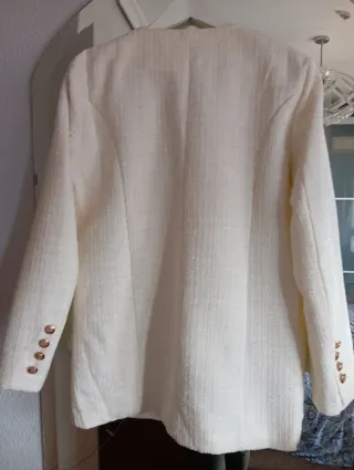 Chaqueta crema botones dorados