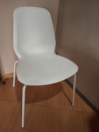 Silla blanca moderna