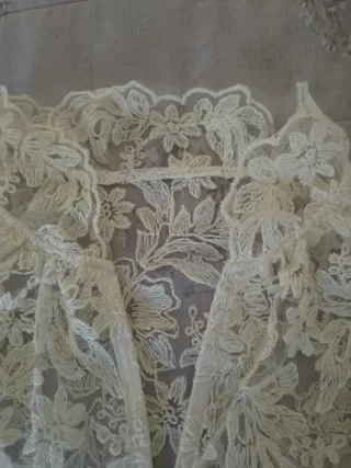 Camisa romántica encaje beige