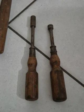 Antichi attrezzi da falegname in legno e metallo