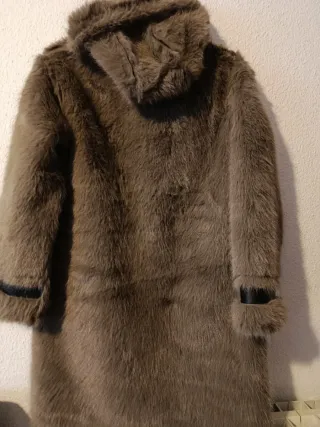 Abrigo largo con capucha y pelo