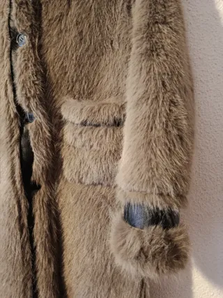 Abrigo largo con capucha y pelo