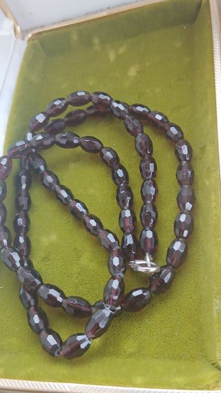 Collana con perle granate sfaccettate