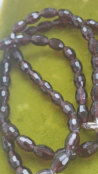 Collana con perle granate sfaccettate