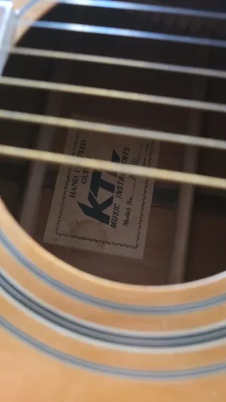 Guitarra Acústica KTL con funda Y guitarra Custom