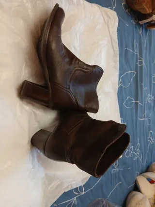 Botín de piel marrón tacón