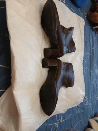 Botín de piel marrón tacón