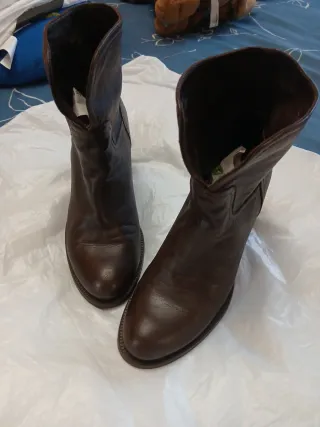 Botín de piel marrón tacón