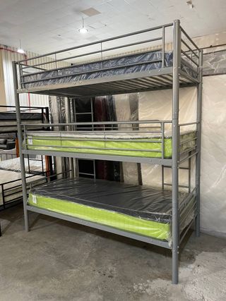 Ahorro Espacio: Litera Triple Gris con Colchones