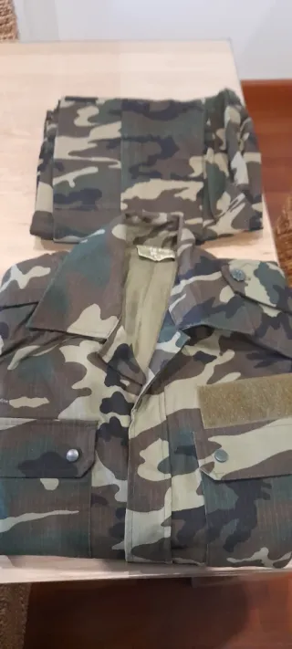 Traje camuflaje militar