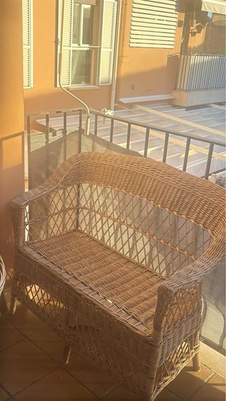 Vendo mesa de mimbre con cristal incluido i sillon