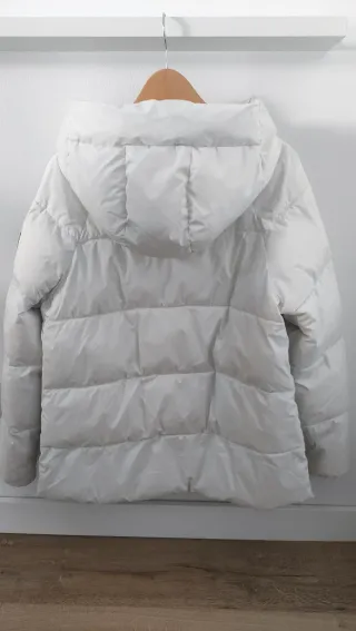 Abrigo acolchado blanco con capucha