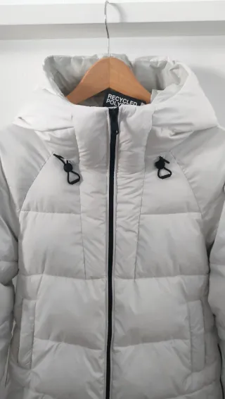 Abrigo acolchado blanco con capucha