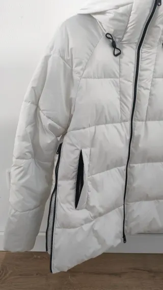 Abrigo acolchado blanco con capucha