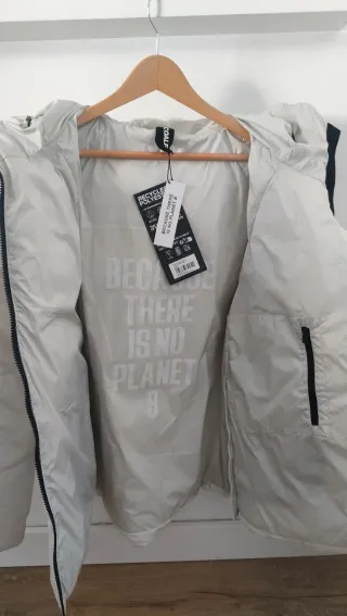 Abrigo acolchado blanco con capucha