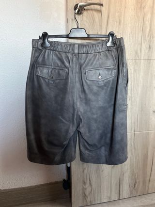 Bermudas de piel de ovino grises