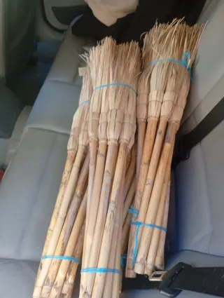 Escobas de palma y caña
