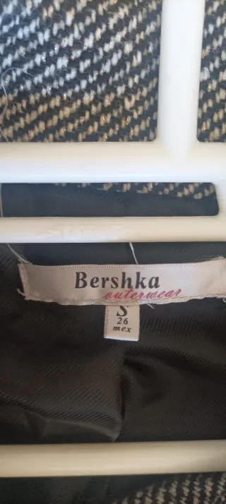 Abrigo Bershka Negro/Gris