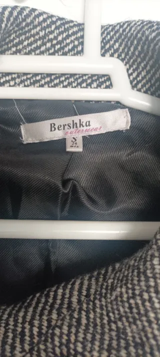 Abrigo Bershka Negro/Gris