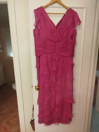 Vestido fiesta fucsia con volantes