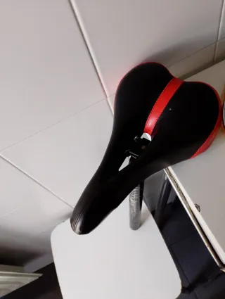 Sillín Bici Montaña Negro/Rojo Con tija de 27;2